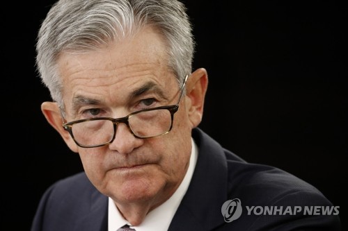 미 연준 기준금리 두달만에 또 0.25%P 인하(뉴욕 AP=연합뉴스) 제롬 파월 미국 연방준비제도(Fed·연준) 의장이 지난 18일(현지시간) 워싱턴DC에서 연방공개시장위원회(FOMC) 정례회의가 끝난 뒤 기자회견을 하고 있다. 연준은 이날 기준금리인 연방기금금리(FFR)를 기존 2.00~2.25%에서 1.75~2.00%로 두달 만에 다시 0.25%포인트 내렸다. ymarshal@yna.co.kr