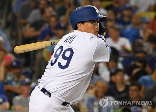 류현진, MLB 첫 홈런(로이터 로스앤젤레스=연합뉴스) 로스앤젤레스 다저스에서 활약중인 류현진이 22일 오후(현지시간) 미 로스앤젤레스 다저스 스타디움에서 열린 콜로라도 전에서 데뷔 첫 동점 솔로 홈런을 쳤다. 류현진의 홈런을 발판으로 다저스는 5회 5점을 내 승리의 발판을 마련했고, 류현진은 시즌 13승을 거뒀다. 사진은 지난 4일(현지시간) 열린 콜로라전 전에서 타격하는 류현진. 2019.9.23 [연합뉴스 자료사진. 재판매 및 DB 금지] photo@yna.co.kr