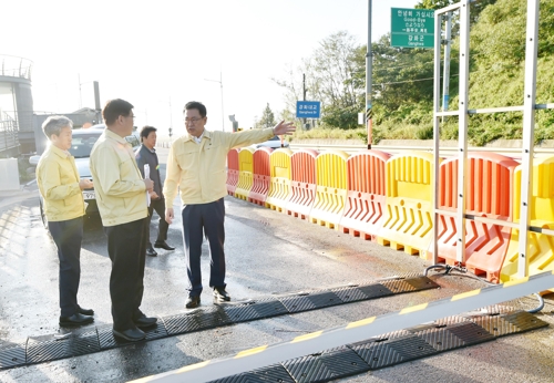 방역 현장 점검하는 박남춘 인천시장(인천=연합뉴스) 박남춘 인천시장이 24일 인천 강화대교에서 돼지열병 방역실태를 점검하고 있다.
 2019.9.24 
inyon@yna.co.kr