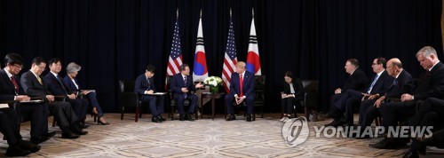 한-미 정상회담(뉴욕=연합뉴스) 배재만 기자 = 문재인 대통령과 도널드 트럼프 미국 대통령이 23일 오후 (현지시간) 미국 뉴욕 인터콘티넨털 바클레이 호텔에서 정상회담을 하고 있다. 왼쪽부터 김상조 정책실장, 정의용 국가안보실장, 성윤모 산업통상자원부 장관, 강경화 외교부 장관, 한국측 통역, 문 대통령, 트럼프 대통령, 미국측 통역, 폼페이오 국무부 장관, 스티븐 므누신 재무부 장관, 월버 로스 상무부 장관, 스티븐 비건 국무부 대북특별대표. 2019.9.24 scoop@yna.co.kr