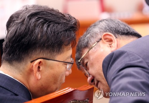 농식품부 관계자와 대화 나누는 김현수 장관(서울=연합뉴스) 이진욱 기자 = 김현수 농림축산식품부 장관(왼쪽)이 24일 오전 국회 농림축산식품해양수산위 전체회의에서 관계자와 대화를 나누고 있다. 2019.9.24 cityboy@yna.co.kr