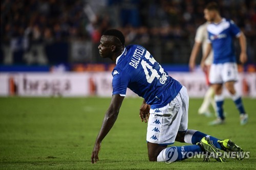 태클을 당한 뒤 넘어졌다가 일어나는 브레시아의 마리오 발로텔리.(AFP=연합뉴스)