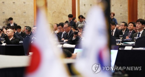 한일갈등 속 한일경제인회의 (서울=연합뉴스) 안정원 기자 = 24일 오후 서울 중구 소공동 롯데호텔에서 열린 '제51회 한일경제인회의에 참석자들이 기조연설을 듣고 있다. 2019.9.24 jeong@yna.co.kr