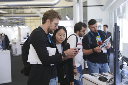 23∼24일 미국 캘리포니아 마운틴뷰의 컴퓨터 히스토리 뮤지엄에서 열린 'K-글로벌@실리콘밸리 2019'의 전시·수출 상담회장에서 방문객들이 제품을 살펴보고 있다. [코트라 실리콘밸리무역관 제공=연합뉴스]