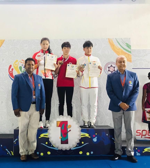 시상대에 선 김민주(가운데)[대한수영연맹 제공]