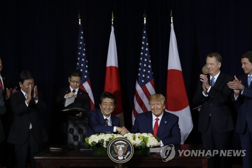 악수하는 미일 정상[AP=연합뉴스]