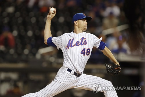 디그롬의 시즌 마지막 등판(뉴욕 AP=연합뉴스) 뉴욕 메츠 우완 제이컵 디그롬이 26일(한국시간) 미국 뉴욕 시티필드에서 열린 마이애미 말린스와의 홈경기에 등판해 역투하고 있다.