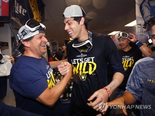 밀워키의 포스트시즌 진출에 기뻐하는 옐리치[USA투데이=연합뉴스]