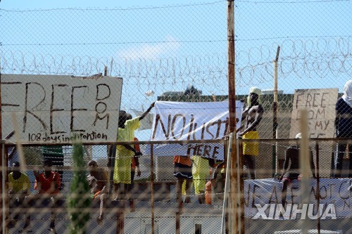 몰타의 한 이주민 수용센터에서 거주하는 이주민들이 26일(현지시간) '자유를 달라'며 항의 시위를 하는 모습. [신화=연합뉴스]