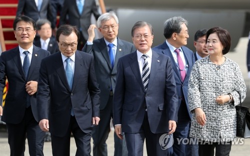 문 대통령, 미국일정 마치고 귀국(성남=연합뉴스) 한상균 기자 = 문재인 대통령과 김정숙 여사가 26일 오후 서울공항에 도착한 공군1호기에서 내려 이동하고 있다. xyz@yna.co.kr