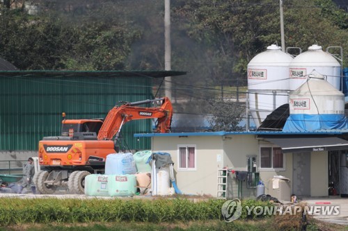 계속되는 ASF 방역작업(파주=연합뉴스) 임병식 기자 = 26일 경기도 파주시의 아프리카돼지열병(ASF)이 발생한 양돈농가에서 방역 작업으로 연기가 피어오르고 있다. 2019.9.26 andphotodo@yna.co.kr