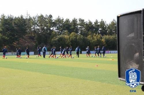 여자대표팀이 북한의 단체 응원에 대비해  소음 적응 훈련하는 장면 [대한축구협회 제공]