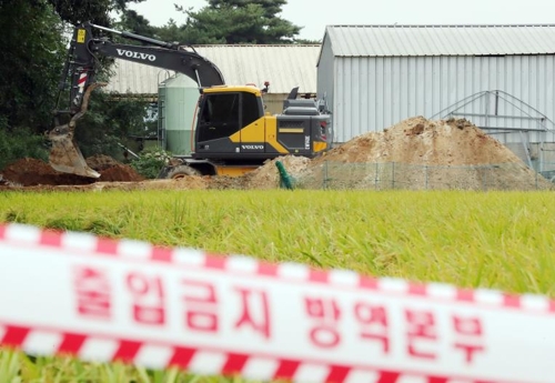 살처분 작업 진행되는 강화 양돈농장(인천=연합뉴스) 윤태현 기자 = 인천 강화지역에 아프리카돼지열병(ASF)이 확산해 방역당국에 비상이 걸린 27일 오후 국내 8번째로 ASF가 확진된 인천시 강화군 강화읍 한 양돈농장에서 포클레인이 살처분 작업을 위해 땅을 파고 있다. 2019.9.27
tomatoyoon@yna.co.kr
(끝)