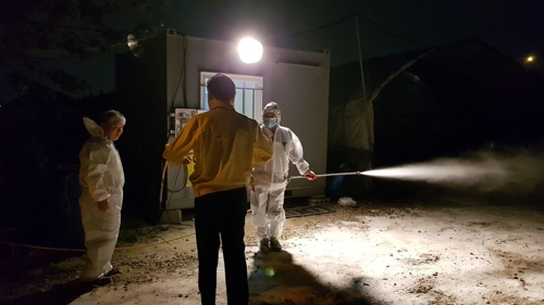 현장 방역 직원들과 대화 나누는 이낙연 총리 (서울=연합뉴스) 이낙연 국무총리는 27일 저녁 경기 고양시와 김포시에 있는 아프리카돼지열병 방역현장을 불시점검했다. [이낙연 총리 SNS]