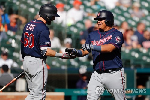 MLB 미네소타 시즌 301번째 홈런 친 윌리안스 아스투디요(오른쪽)[USA 투데이/로이터=연합뉴스]