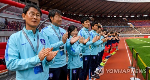 평양 원정 경기를 치른 여자축구 대표팀(평양 사진공동취재단=연합뉴스) 윤덕여 감독이 7일 평양 김일성 경기장에서 열린 남북한 여자축구 아시안컵 예선전에서 대표팀 선수들에게 박수를 치고 있다. 2017.4.7 photo@yna.co.kr