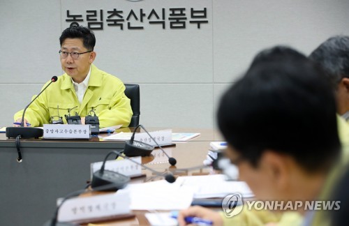 벌써 9건… ASF 발병(세종=연합뉴스) 진성철 기자 = 인천 강화 돼지농가 추가 확진 판정으로 국내 아프리카돼지열병 발병이 9건으로 늘어난 27일 오전 세종시 정부세종청사 농림축산식품부 아프리카돼지열병 방역상황실에서 김현수 장관이 상황 점검회의를 열고 있다.
zjin@yna.co.kr