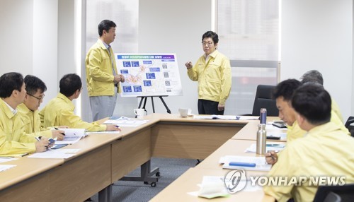 환경부, 아프리카돼지열병 대응상황 점검(서울=연합뉴스) 조명래 환경부 장관이 27일 오전 환경부 서울상황실에서 열린 아프리카돼지열병(ASF) 대응상황을 점검하고 있다. [환경부 제공. 재판매 및 DB 금지] photo@yna.co.kr