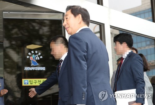 재판정 향하는 자유한국당 김성태 의원(서울=연합뉴스) 안정원 기자 = 딸을 부정 채용하는 방식으로 KT에서 뇌물을 받은 혐의로 기소된 자유한국당 김성태 의원이 27일 서울 양천구 서울남부지방법원에서 열린 공판에 참석하기 위해 청사로 들어서고 있다. 2019.9.27 jeong@yna.co.kr