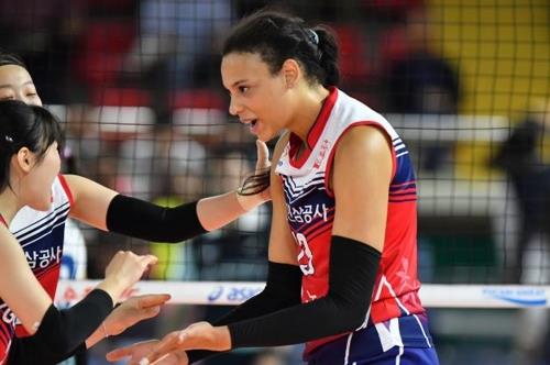 GS칼텍스전에서 득점 후 기뻐하는 인삼공사의 디우프(오른쪽)[한국배구연맹 제공]