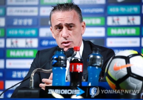 벤투 감독, 아시아지역 2차 예선 대표팀 명단 발표(서울=연합뉴스) 홍해인 기자 = 파울루 벤투 한국남자축구 A대표팀 감독이 26일 오전 서울 종로구 신문로2가 축구회관에서 2022 국제축구연맹(FIFA) 카타르 월드컵 아시아지역 2차 예선 첫 경기에 나설 대표팀 소집 명단을 발표하고 있다. 2019.8.26 hihong@yna.co.kr