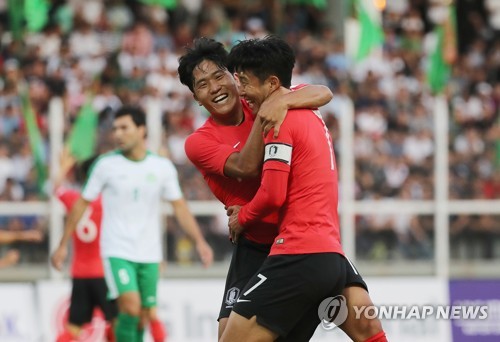 나상호-손흥민 환호(아시가바트[투르크메니스탄]=연합뉴스) 신준희 기자 = 나상호가 10일(현지시간) 투르크메니스탄과 2022 카타르 월드컵 아시아지역 2차 예선 H조 1차전에서 골을 넣은 뒤 손흥민에게 안기고 있다. 
 2019.9.11 hama@yna.co.kr