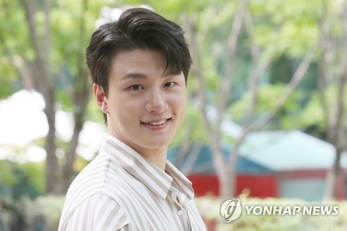 신승호, 미소 방긋(서울=연합뉴스) 강민지 기자 = 배우 신승호가 지난 27일 서울 종로구 연합뉴스 사옥에서 진행된 인터뷰에 앞서 포즈를 취하고 있다.    2019.9.28 mjkang@yna.co.kr