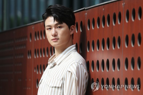 시청자 눈도장 찍고 있는 신승호(서울=연합뉴스) 강민지 기자 = 배우 신승호가 지난 27일 서울 종로구 연합뉴스 사옥에서 진행된 인터뷰에 앞서 포즈를 취하고 있다. 신승호는 드라마 '열여덟의 순간'에서 마휘영 역으로 열연했다. 2019.9.28 mjkang@yna.co.kr