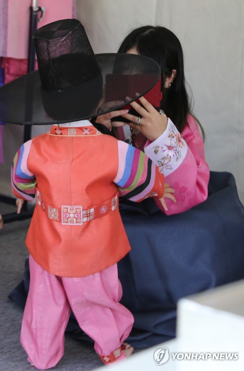 도쿄에서 열린 한일 교류행사…한복 체험(도쿄=연합뉴스) 이세원 특파원 = 28일 일본 도쿄도(東京都) 지요다(千代田)구 히비야(日比谷)공원 내 '한일축제한마당' 행사장에 마련된 한복 체험 코너에서 보호자가 한복을 입은 어린이의 모습을 휴대전화 카메라에 담고 있다. 2019.9.28 sewonlee@yna.co.kr