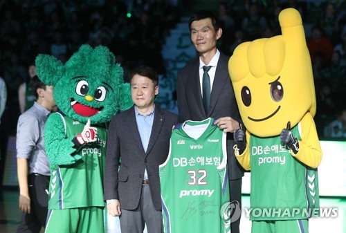 구단에 경기복 기증하는 김주성(원주=연합뉴스) 양지웅 기자 = 지난 시즌을 끝으로 현역에서 물러난 김주성(39)이 25일 오후 강원 원주종합체육관에서 열린 은퇴식에서 지난 시즌 입었던 경기복을 구단에 기증하고 있다. 2002년 프로에 데뷔한 김주성은 16년간 DB와 그 전신인 TG, 동부 등에서만 뛰었으며 선수 시절 정규리그 1만 득점과 1천 블록슛을 모두 달성했다. 팀을 챔피언결정전 우승 3회, 정규리그 우승 5회로 이끌었고, 2002년 부산 아시안게임과 2014년 인천 아시안게임에서 두 차례 금메달을 따냈다. 2018.12.25 yangdoo@yna.co.kr