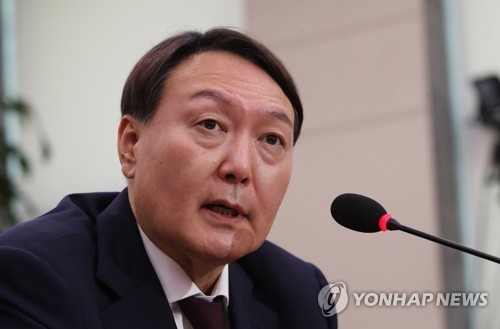 답변하는 윤석열 후보자(서울=연합뉴스) 이진욱 기자 = 윤석열 검찰총장 후보자가 8일 국회 법제사법위원회에서 열린 인사청문회에서 의원들의 질의에 답변하고 있다. 2019.7.8 cityboy@yna.co.kr