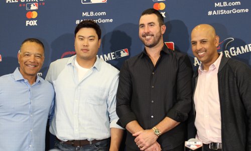 류현진, 벌랜더와 대망의 올스타전 선발 격돌(클리블랜드=연합뉴스) 신창용 기자 = 9일(한국시간) 미국 오하이오주 클리블랜드의 헌팅턴 컨벤션센터에서 열린 2019 미국 메이저리그 올스타전 공식 기자회견에서 데이브 로버츠 감독(왼쪽부터), 류현진, 저스틴 벌랜더, 알렉스 코라 감독이 포즈를 취하고 있다. 2019.7.9 photo@yna.co.kr