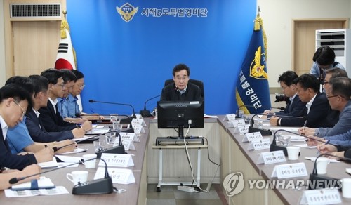 ASF 관련해 해경 현장 방문한 이낙연 총리(인천=연합뉴스) 김승두 기자 = 이낙연 국무총리가 일요일인 29일 오전 인천 해양경찰청 서해5도특별경비단을 방문해 아프리카돼지열병(ASF) 관련해 축산물의 밀반입과 불법 조업 등 단속과 검역 현황을 보고 받은 후 발언하고 있다. 2019.9.29 kimsdoo@yna.co.kr