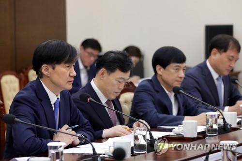 업무보고 하는 조국 장관(서울=연합뉴스) 조국 법무부 장관이 30일 오전 청와대 여민관에서 문재인 대통령에게 업무보고를 하고 있다. [청와대 제공, 재판매 및 DB금지] photo@yna.co.kr xyz@yna.co.kr