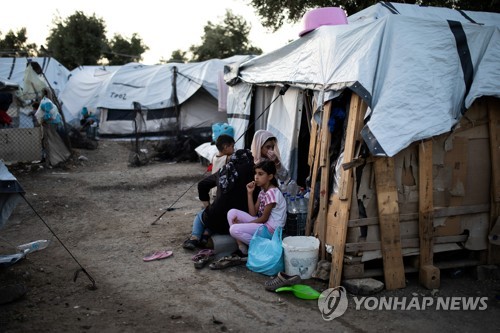 그리스 레스보스섬 모리아 난민 캠프의 수용자들. [로이터=연합뉴스]