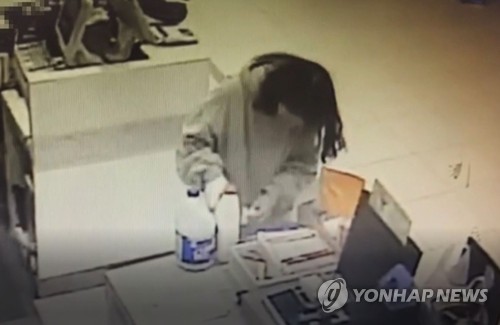 사용 안 한 범행도구 환불받는 고유정(제주=연합뉴스) 전 남편을 살해하고 시신을 훼손·유기한 혐의로 구속된 고유정이 범행 사흘 후인 지난달 28일 오후 3시 25분께 범행 전 구입했던 청소용품 중 일부를 환불하고 있다. 2019.6.10 [제주동부경찰서 제공 폐쇄회로(CC)TV 캡처. 재판매 및 DB 금지] dragon.me@yna.co.kr