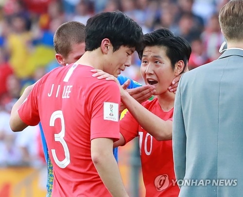 [U20월드컵] '막내형' 이강인의 위로(우치[폴란드]=연합뉴스) 홍해인 기자 = 15일 오후(현지시간) 폴란드 우치 경기장에서 열린 2019 국제축구연맹(FIFA) 20세 이하(U-20) 월드컵 결승에서 1-3으로 아쉬운 역전패 한 한국의 이강인이 동료 이재익을 위로하고 있다. 2019.6.16 hihong@yna.co.kr