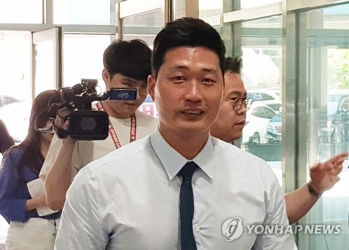 오승환 '라이온즈 파크는 처음'(대구=연합뉴스) 하남직 기자 = 6년 만에 삼성 라이온즈로 돌아온 오승환이 10일 대구 삼성 라이온즈 파크에 들어서고 있다. 오승환이 라이온즈 파크를 찾은 건 이날이 처음이다. 2019.8.10 jiks79@yna.co.kr