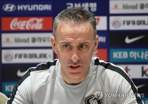 기자회견하는 파울루 벤투 축구 대표팀 감독[연합뉴스 자료사진]