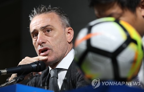 파울루 벤투, '평양 원정' 월드컵 예선 명단 발표(서울=연합뉴스) 임헌정 기자 = 파울루 벤투 축구 대표팀 감독이 30일 오전 서울 종로구 축구회관에서 스리랑카, 북한과의 2022 카타르 월드컵 아시아지역 2차 예선에 나설 대표팀 소집 명단을 발표하고 있다.  kane@yna.co.kr