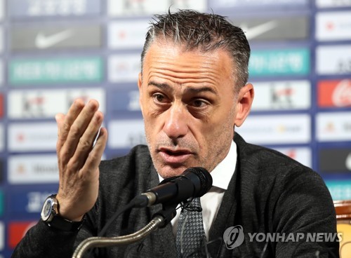 파울루 벤투, '평양 원정' 월드컵 예선 명단 발표(서울=연합뉴스) 임헌정 기자 = 파울루 벤투 축구 대표팀 감독이 30일 오전 서울 종로구 축구회관에서 스리랑카, 북한과의 2022 카타르 월드컵 아시아지역 2차 예선에 나설 대표팀 소집 명단을 발표하고 있다.  kane@yna.co.kr