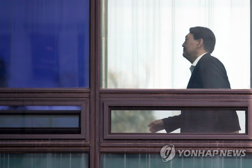 이동하는 윤석열 검찰총장(서울=연합뉴스) 홍해인 기자 = 윤석열 검찰총장이 30일 오후 서울 서초구 대검찰청에서 구내식당으로 향하고 있다. hihong@yna.co.kr