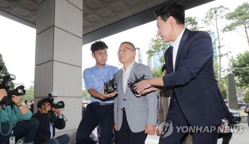 남부지검 출석하는 황교안
    (서울=연합뉴스) 이정훈 기자 = 자유한국당 황교안 대표가 패스트트랙 충돌 사건 관련 조사를 받기 위해 1일 오후 서울 양천구 남부지검에 출석하고 있다. 2019.10.1
    uwg806@yna.co.kr
(끝)