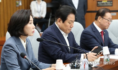 발언하는 나경원 원내대표(서울=연합뉴스) 이진욱 기자 = 자유한국당 나경원 원내대표가 1일 국회에서 열린 '文실정 및 조국 심판' 국정감사 대책회의에서 발언하고 있다. cityboy@yna.co.kr