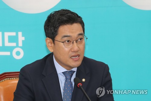발언하는 오신환 원내대표(서울=연합뉴스) 하사헌 기자 = 바른미래당 오신환 원내대표가 1일 오전 국회에서 열린 국감대책회의에서 발언하고 있다. toadboy@yna.co.kr