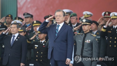 경례하는 문 대통령(대구=연합뉴스) 한상균 기자 = 문재인 대통령이 1일 대구 공군기지에서 열린 국군의 날 행사에서 거수경례하고 있다. xyz@yna.co.kr