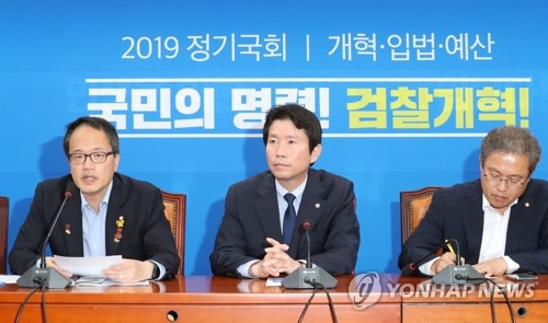 발언하는 박주민 위원장(서울=연합뉴스) 이진욱 기자 = 1일 오전 국회에서 열린 민주당 검찰개혁특위 회의에서 박주민 국회혁신특위 위원장이 발언하고 있다. 2019.10.1 cityboy@yna.co.kr