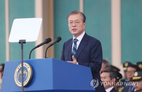 국군의 날 기념사 하는 문 대통령(대구=연합뉴스) 한상균 기자 = 문재인 대통령이 1일 대구 공군기지에서 열린 국군의 날 행사에서 기념사를 하고 있다.  xyz@yna.co.kr