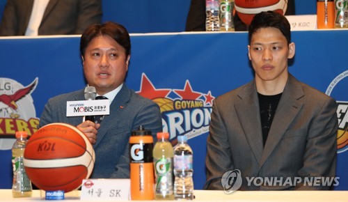 출사표 밝히는 문경은 서울SK 감독(서울=연합뉴스) 임헌정 기자 = 1일 서울 서초구 JW메리어트 호텔에서 열린 KBL 2019-2010 현대모비스 프로농구 미디어데이에서 문경은 서울SK 감독이 출사표를 밝히고 있다. 2019.10.1 kane@yna.co.kr