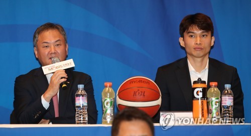 출사표 밝히는 유재학 울산모비스 감독(서울=연합뉴스) 임헌정 기자 = 1일 서울 서초구 JW메리어트 호텔에서 열린 KBL 2019-2010 현대모비스 프로농구 미디어데이에서 유재학 울산모비스 감독이 출사표를 밝히고 있다. 2019.10.1 kane@yna.co.kr